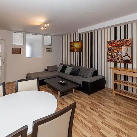 Faszinierendes Nur 200 Meter Zum Mit Meerblick, Pool, Grill, Lounge-bereich Apartamento