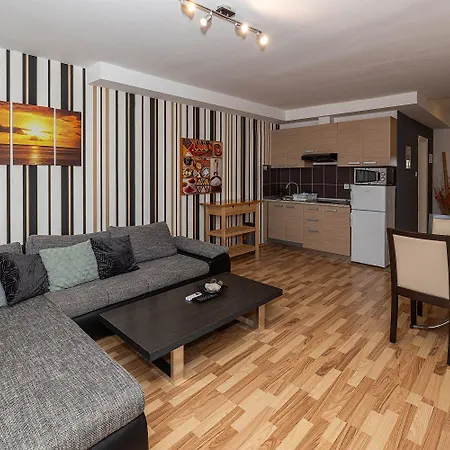 Faszinierendes Nur 200 Meter Zum Mit Meerblick, Pool, Grill, Lounge-bereich Apartamento